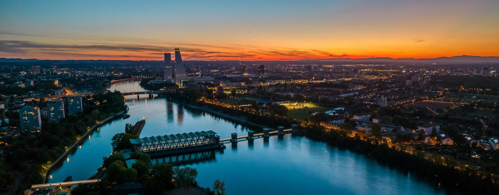Abendstimmung in Basel mit Blick auf das Rheinkraftwerk Birsfelden und die Roche-Türme