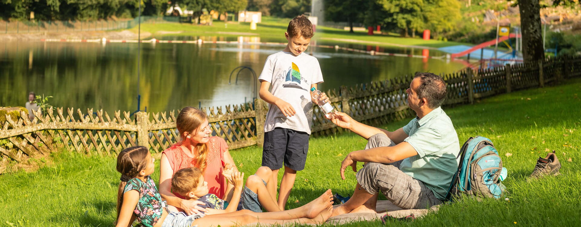 Familie am Waldschwimmbad Thalhausermühle